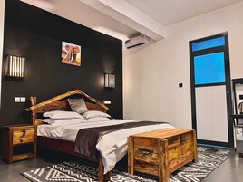 Frette Italian sheets, premium bedding, pillowtop beds, desk