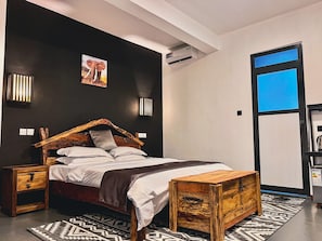 Frette Italian sheets, premium bedding, pillowtop beds, desk