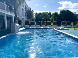 Una piscina al aire libre