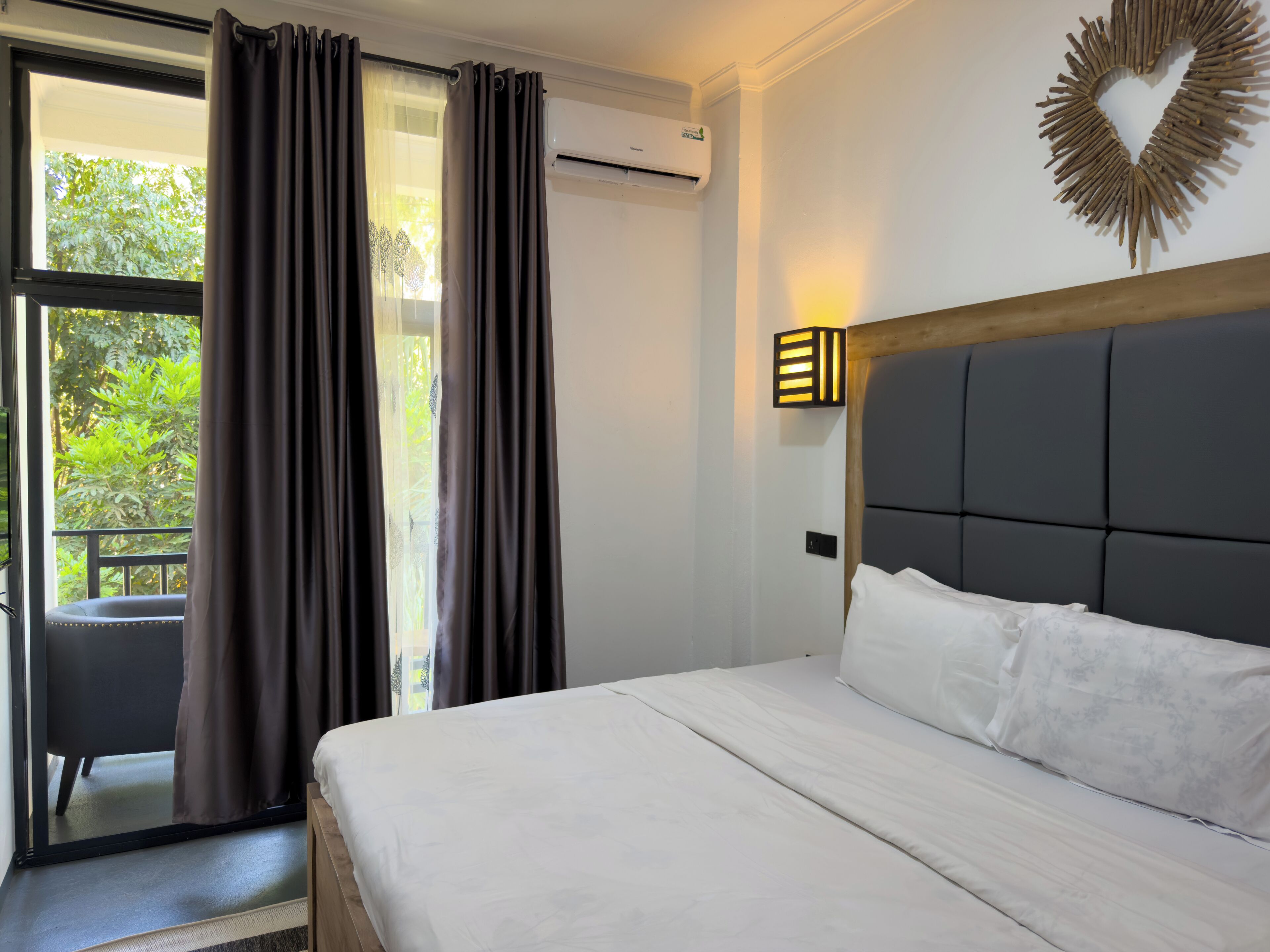 Frette Italian sheets, premium bedding, pillowtop beds, desk