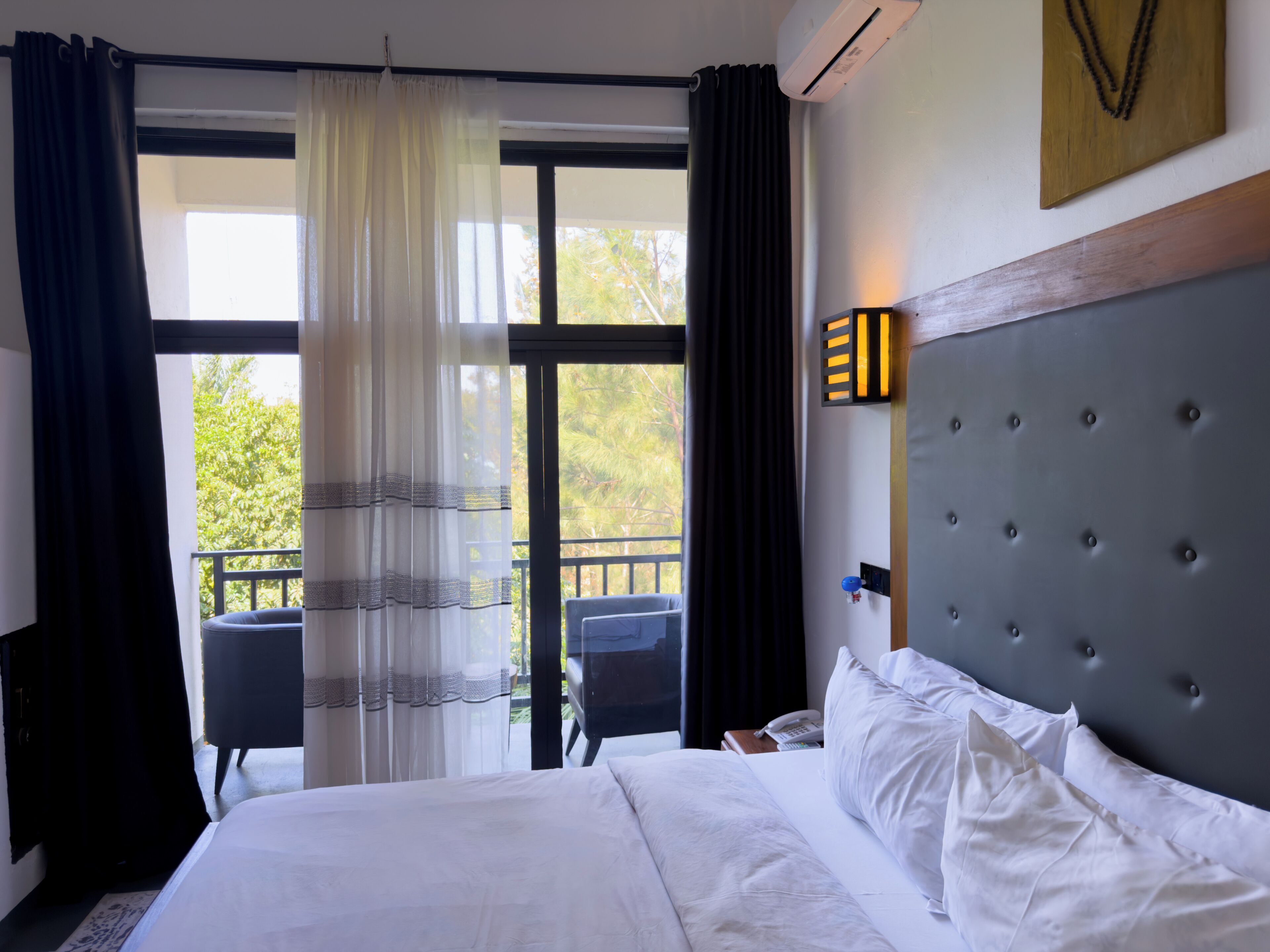 Italiaanse Frette-lakens, luxe beddengoed, pillowtop-bedden, een bureau