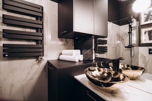 Apartment | Bathroom | Shower, rainfall showerhead, hair dryer, towels - Native Apartments Paulińska 20 (Kraków)