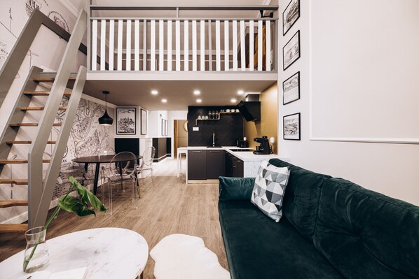 Apartment | Living room | 42-inch Smart TV with digital channels - Native Apartments Paulińska 20 (Kraków)