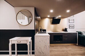 Apartamento | Cozinha americana privada | Frigobar, micro-ondas, cooktop, lava-louças