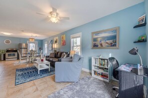 Smart TV - Pet Friendly - 2 Minute Walk to Beach -  Updated and Modernized Spotless Clean  (Kill Devil Hills)