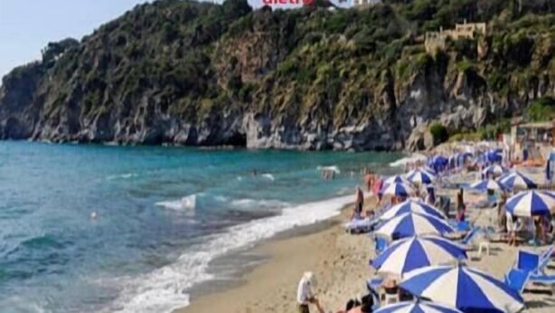 A beach with umbrellas and people. - Charming Villa, Ischia, Punta Caruso, Forio, n.4 (forio)