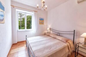 3 bedrooms, iron/ironing board, travel crib, WiFi