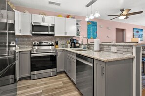 Refrigerador, microondas, horno y parrilla de estufa 