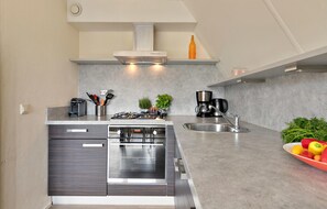 Een koelkast, een oven, een kookplaat, een vaatwasser