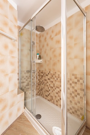 Douche, sèche-cheveux, serviettes fournies