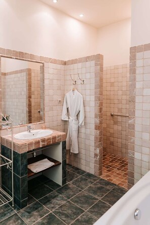 Shower, hair dryer, bidet, towels - Private castle with swimming pool in Provence (Lamanon)