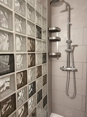 Dusche, Haartrockner, Handtücher, Toilettenpapier