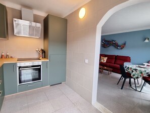 Kjøleskap, mikrobølgeovn, ovn og kokeplater