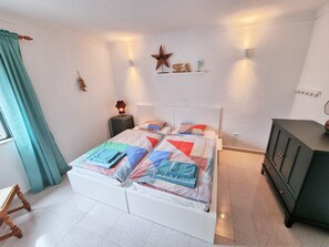 2 soverom, skrivebord, strykejern/-brett og reiseseng for barn