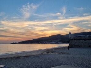 On the beach - 5 minutes from the beach! modern apartment with renovated kitchen and bathroom. (Sesimbra)