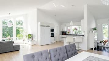 Deluxe Villa, 4 Bedrooms | In-room dining