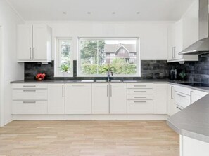 Deluxe Villa, 4 Bedrooms | Private kitchen | Full-sized fridge, microwave, oven, stovetop - Great Stay Guest Villa 4 bedrooms (Sandviken)