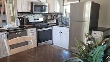 Refrigerador, microondas, placa de cocina, cafetera/tetera