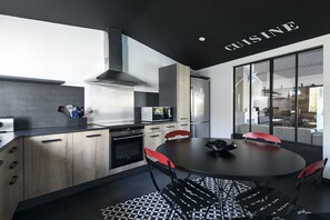 Kühlschrank, Mikrowelle, Ofen, Geschirrspüler
