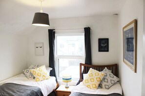 3 bedrooms, WiFi - Spacious 3 bedroom house close to the beach (Lowestoft)