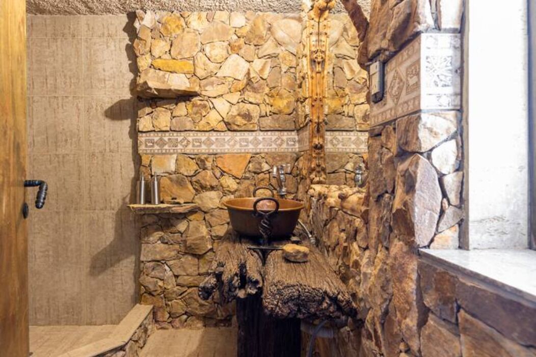 Een douche, milieuvriendelijke toiletartikelen, een haardroger