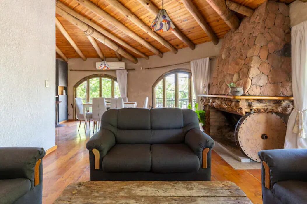 Smart TV, chimenea, libros y estéreo 