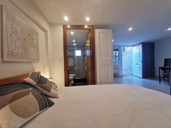 Iron/ironing board, free WiFi, bed sheets