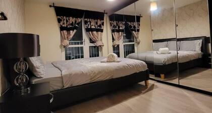 Lovely 4 Bedroom Home With Private Parking