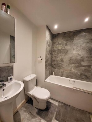 Rumah | Kamar mandi | Bathtub dan shower terpisah, bathtub besar,  dan handuk