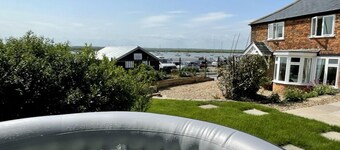 Cosy Coastal 2-Bedroom Cottage with Hot Tub & Log Burner