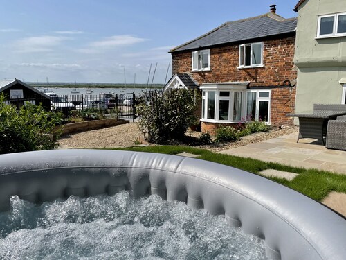 Cosy Coastal 2-Bedroom Cottage with Hot Tub & Log Burner