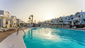 2 outdoor pools