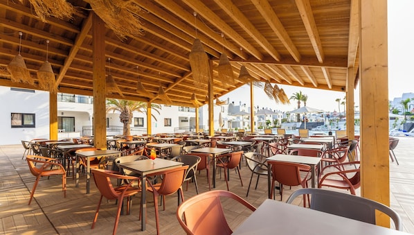 Poolside bar
