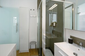 Shower, hair dryer, towels