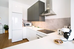 Kühlschrank, Mikrowelle, Ofen, Herdplatte
