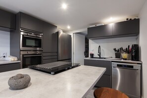 Refrigerador, microondas, horno y parrilla de estufa 