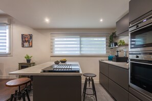 Refrigerador, microondas, horno y parrilla de estufa 