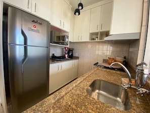 Geladeira, cooktop, cafeteira/chaleira, liquidificador