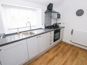 Cottage | Private kitchen | Cookware/dishes/utensils
