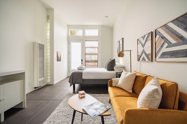 Een strijkplank/strijkijzer, gratis wifi, beddengoed