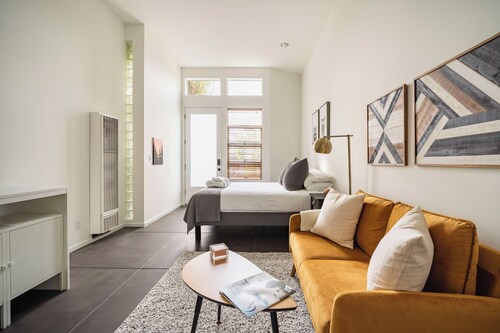 Studio Loft with patio 5min walk to beach