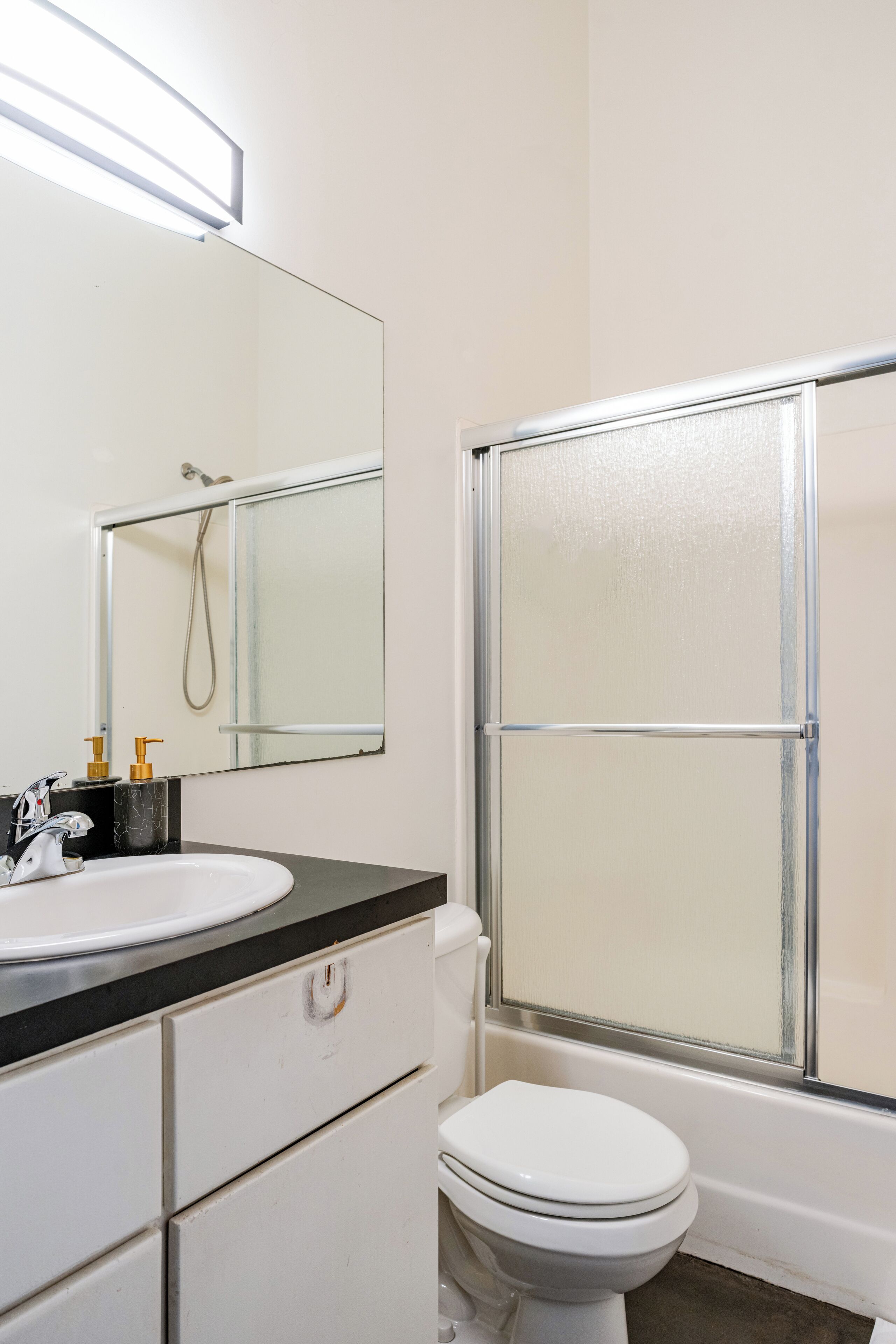 Amenidades de baño ecológicas, secadora de cabello, toallas, jabón 