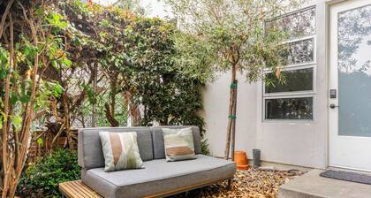 Studio Loft with patio 5min walk to beach