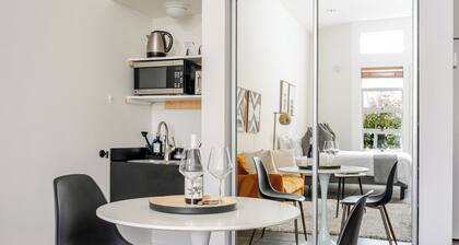 Studio Loft with patio 5min walk to beach