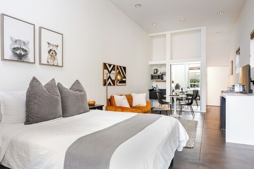 Studio Loft with patio 5min walk to beach