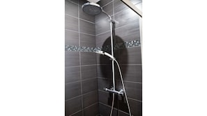 Secadora de cabello, toallas, jabón, shampoo