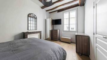 1 slaapkamer, een strijkplank/strijkijzer, reisbedje, gratis wifi