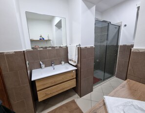 Douche, sèche-cheveux, bidet, serviettes fournies