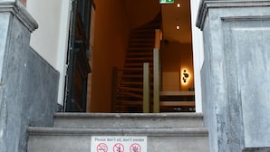 A hotel entrance with a sign prohibiting sitting and smoking. - If boutique hotel (Amsterdam)