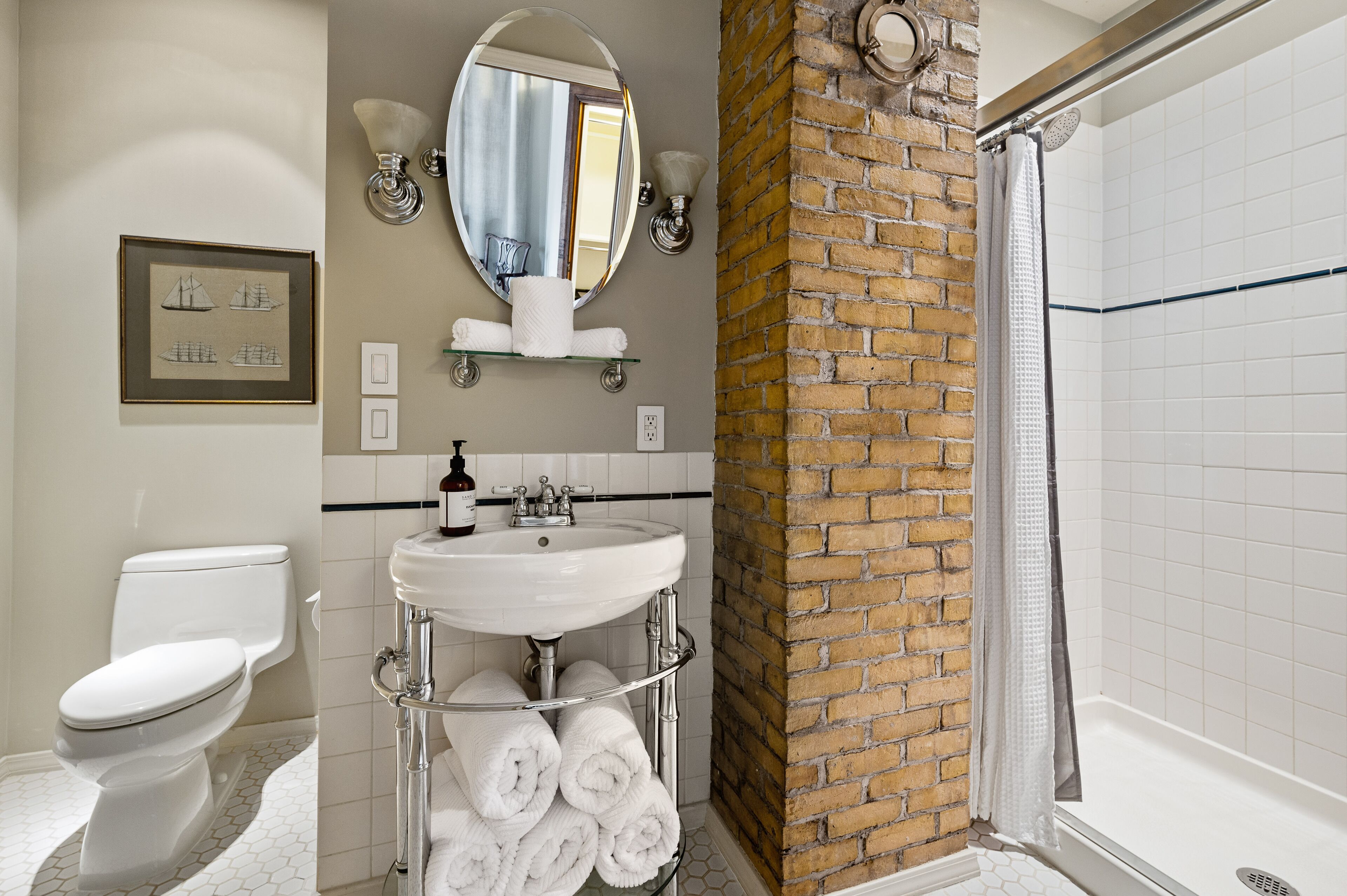 Luxe kamer, 1 queensize bed | Badkamer | Een haardroger, handdoeken, zeep, shampoo